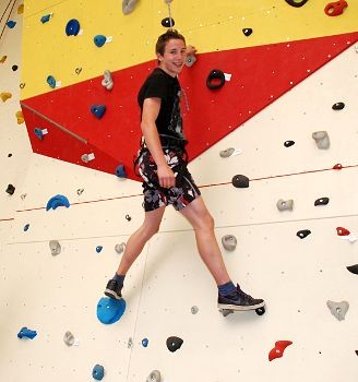 Tim Happernagl hat es
fast geschafft, die Kletterwand im Schulzentrum Süd zu erklimmen.
Mehrkens